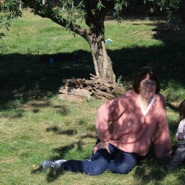 grand-mere-petite-fille-herbe